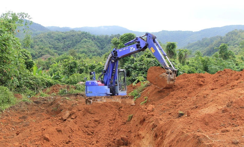 Nông dân xã Mường Mô (huyện Nậm Nhùn) đưa máy móc khai hoang ruộng nước.